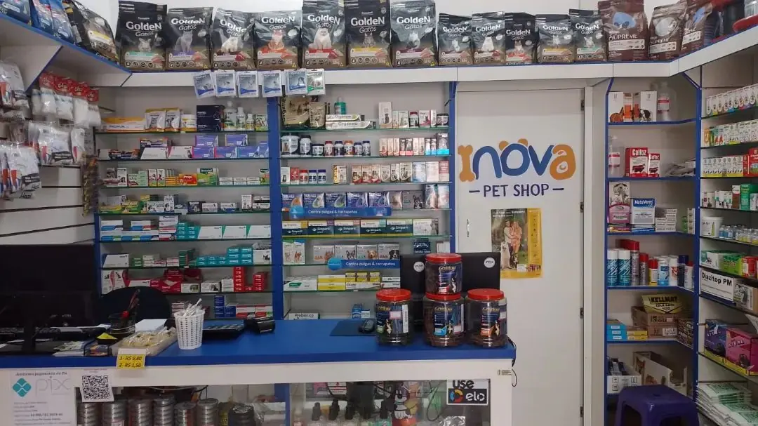 Balcão e prateleiras da farmácia veterinária da Inova Pet