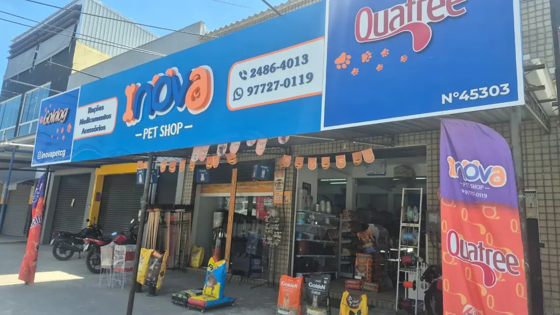 Entrada da Inova Pet com faixas de marcas de ração na calçada