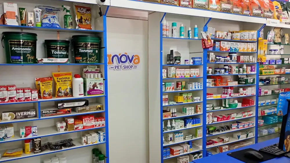 Prateleiras de medicamentos na farmácia veterinária