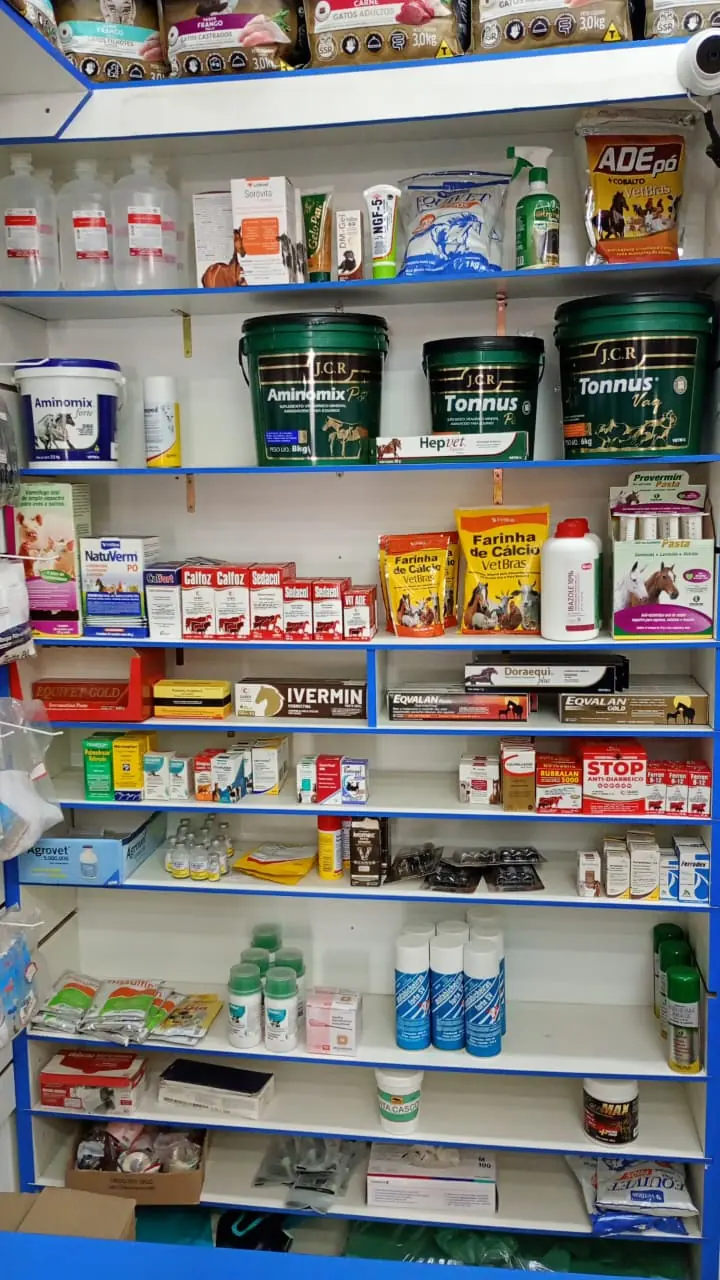 Prateleiras da farmácia veterinária da Inova Pet