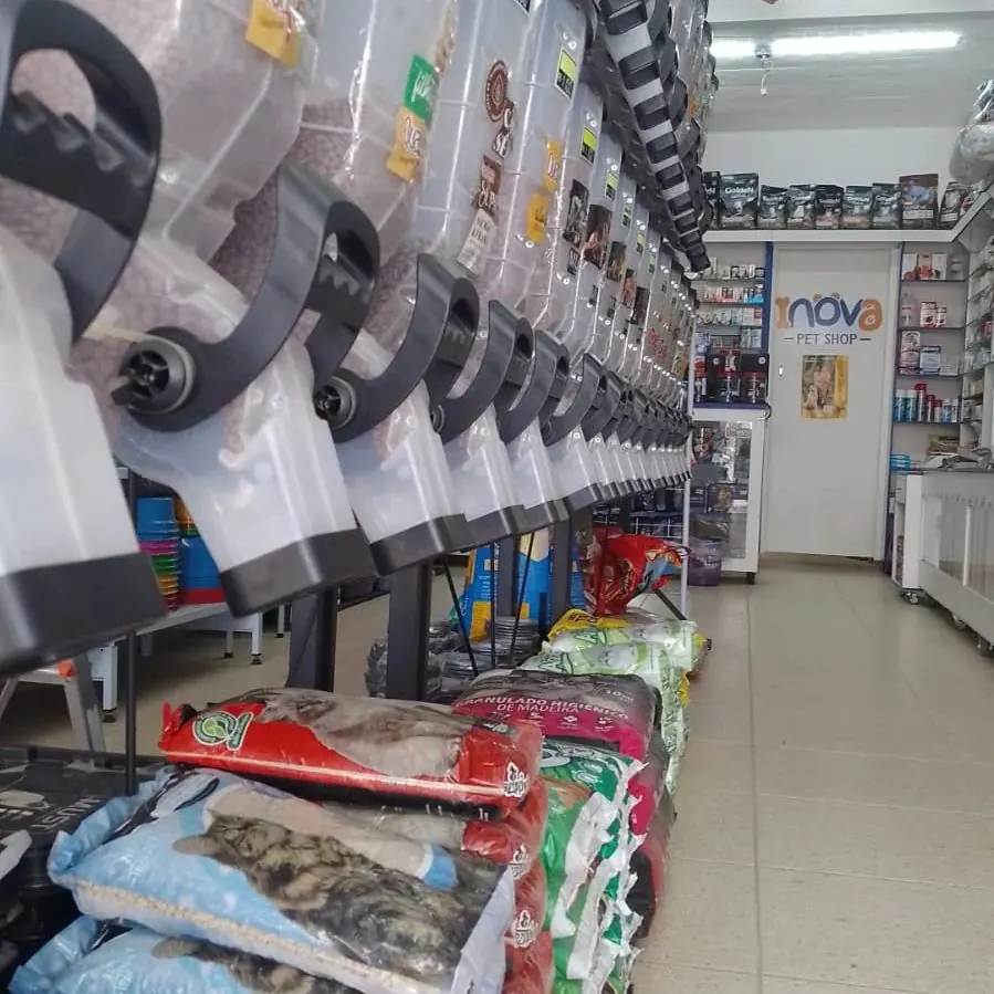 Prateleiras de rações e produtos dentro da Inova Pet